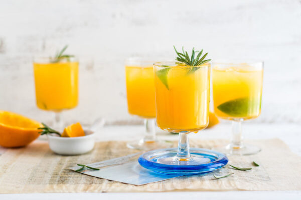 cómo usar un exprimidor de naranjas eléctrico